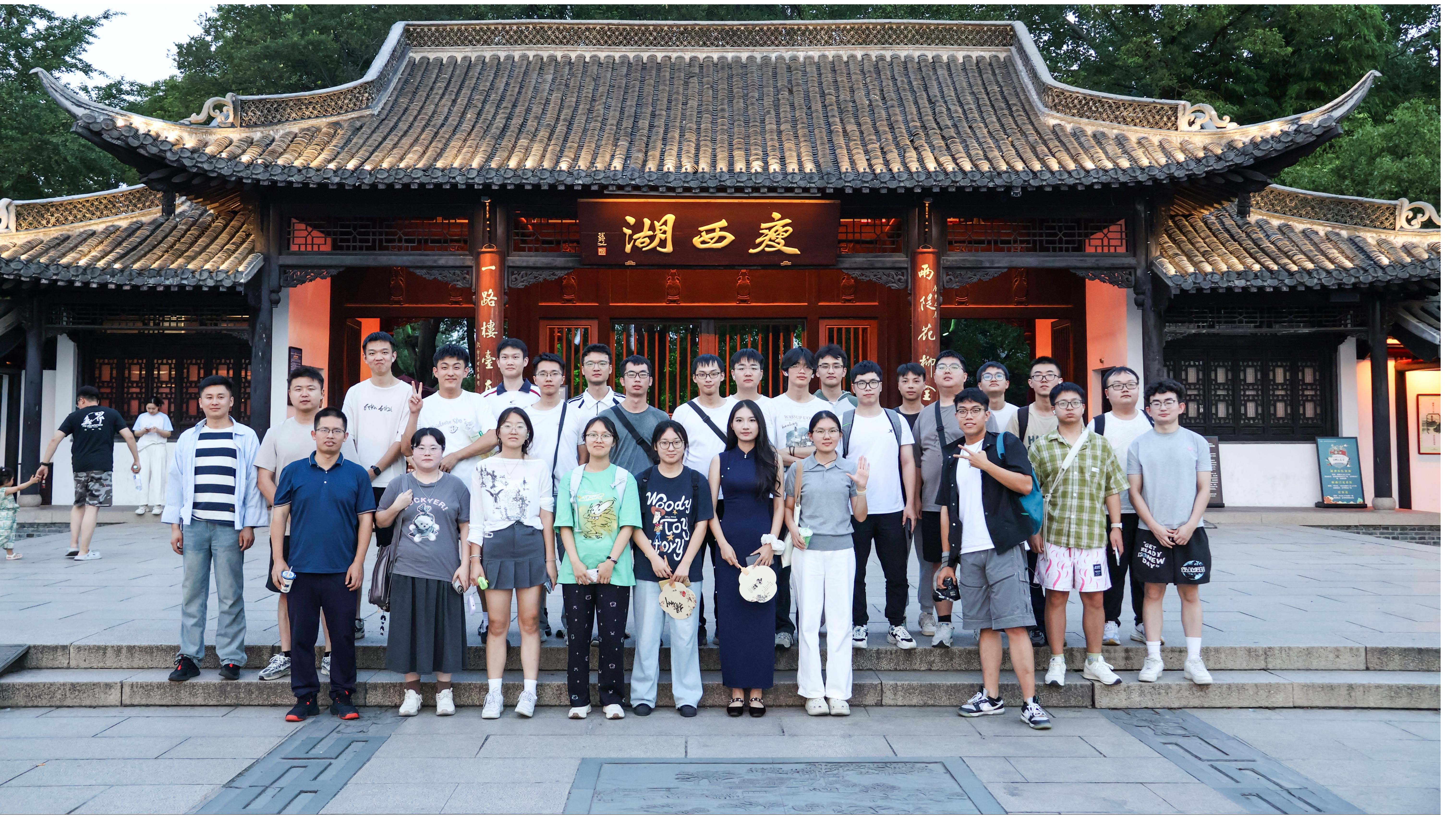 1753348206384087.jpg 3瘦西湖合照(1).jpg